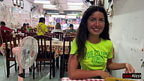 Katty West pranza in un bar asiatico senza mutandine e mostra la sua figa in pubblico