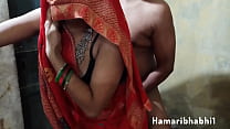 Bhabhi indiano curtindo sexo em um saree vermelho quente.
