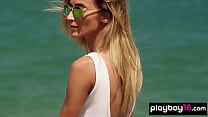 Худенькая украинская блондинка Кара Мелл раздевается и позирует на пляже