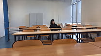 Arrapato a scuola durante il ripasso del corso, questo studente franco-asiatico tira fuori il cazzo in pubblico e si masturba in un'aula universitaria rischiosa