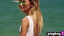 Cara Mell, modèle MILF blonde aux beaux petits seins, pose en chaleur sur la plage.