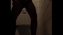 Se masturbando no banheiro