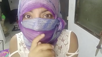 MILF sexy et excitée en hijab niqab arabe musulman se masturbe avec une chatte éjacule en direct sur webcam en direct