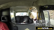 Impressionante loira britânica Bimbo traindo um motorista de táxi