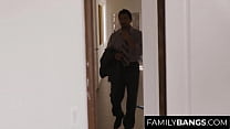 FamilyBangs.com ⭐ Симпатичная няня скачет на своем боссе, когда мама ушла, Лили Рейдер, Томми Ганн