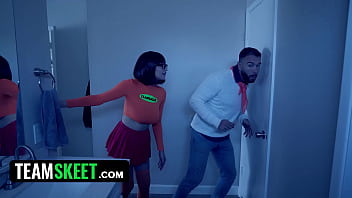 Jinkies! Velma & Fred Are Trying To Solve A Mystery In A Creepy House But They Fuck Instead
