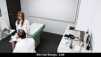 Il dottore suggerisce a una giovane donna di fare sesso con lui per confrontare i suoi sintomi - Doctorbangs