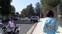 Un motard a convaincu une jeune femme brune et maigre de jouer avec sa bite