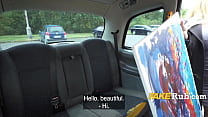 Reiches Bimbo fickt im Taxi mit teurem Kunstwerk