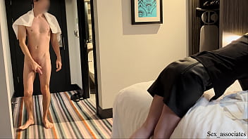 Una cameriera latina viene scopata da un ospite in un hotel spagnolo