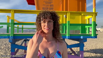 Une MILF juive ramasse un mec au hasard pour du sexe à la plage et BAISÉE par un étranger en bikini