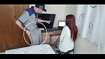 La casalinga ha ricevuto un tecnico per riparare il suo computer