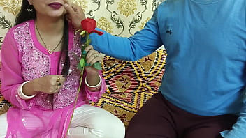 Der schöne indische Ehemann und die Ehefrau feiern eine besondere Valentinstagswoche. Happy Rose Day, Dirty Talk mit Hindi-Stimme, Saara gibt Footjob