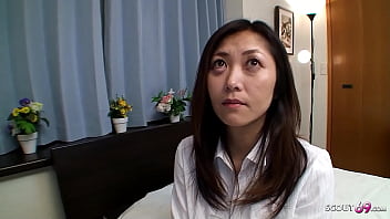 Japanische reife Stief Mutter von Jungspund zum Sex überredet und in die Muschi gespritzt