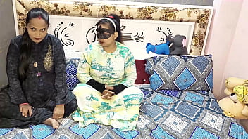 As verdadeiras irmãs Desi convidam o gigolô para casa para foder suas bucetas sedentas. áudio sujo hindi