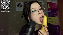 ASMR lutscht eine große, fette Banane