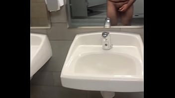 Masturbándose desnuda en un baño público