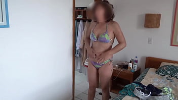Je porte un bikini pour aller à la plage pendant que mon beau-fils me filme et se masturbe