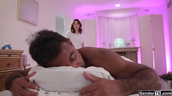 Tgirl Emma Rose offre à son client le meilleur massage anal de tous les temps.