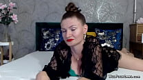 MILF amateur roumaine aux seins énormes pose sur webcam