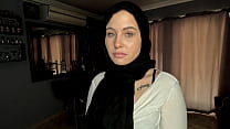 Sexy Mädchen mit umgedrehtem Hijab lutscht einen Schwanz und wird mit Creampie gefickt