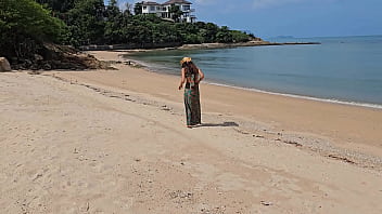 Vestido largo SIN BRAGAS mostrando en la playa pública