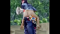 Bottomless Eva Psomasi conduit une moto #13