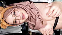 La fille indonésienne Binal Gemoy montre le dernier tobrud viral