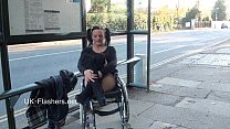 Paraprincess exhibicionismo al aire libre y una nena intermitente en silla de ruedas mostrando