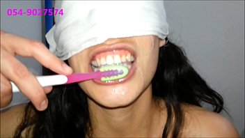 Sharon di Tel-Aviv si spazzola i denti con la sborra