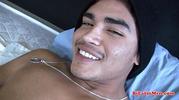 Latino se masturbando com seu grande pau não cortado