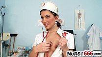 A enfermeira super sexy Rihanna Samuel tira o uniforme de látex