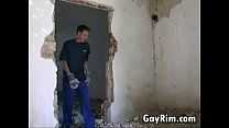 Ragazzi gay in un edificio abbandonato