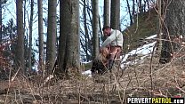 森の中でセックスしている熱いカップルは、彼らがカメラに乗っていることを知りません。
