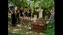 Прибивая горячую вдову на кладбище