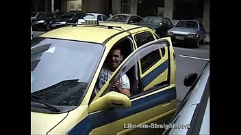 まっすぐなタクシー運転手のコックを吸うアメリカ人–ブラジル人