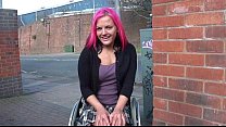 Sedia a rotelle legata Leah Caprice nel Regno Unito lampeggiante e nudità all'aperto