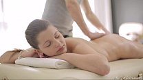 Sexy Nina pose ses seins sur le massage