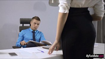 La sexy secretaria Sheri Vi seduce a su jefe y se lo folla